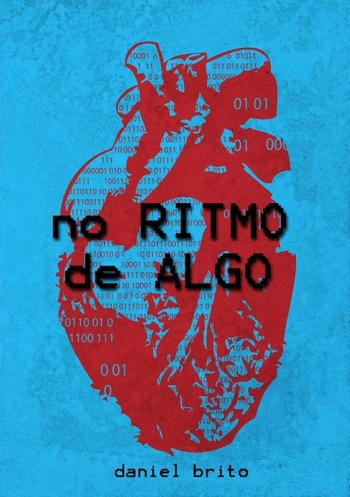 Capa do livro No Ritmo de Algo (Arte provisória por Biotwist); a imagem consiste em um fundo azul claro; no centro, o desenho de um coração humano em vermelho, com alguns zeros e uns internamente; sobre o coração, está o título do livro, destacando as palavras ALGO RITMO, em letras maiúsculas; na parte inferior é mostrado o nome de Daniel Brito.