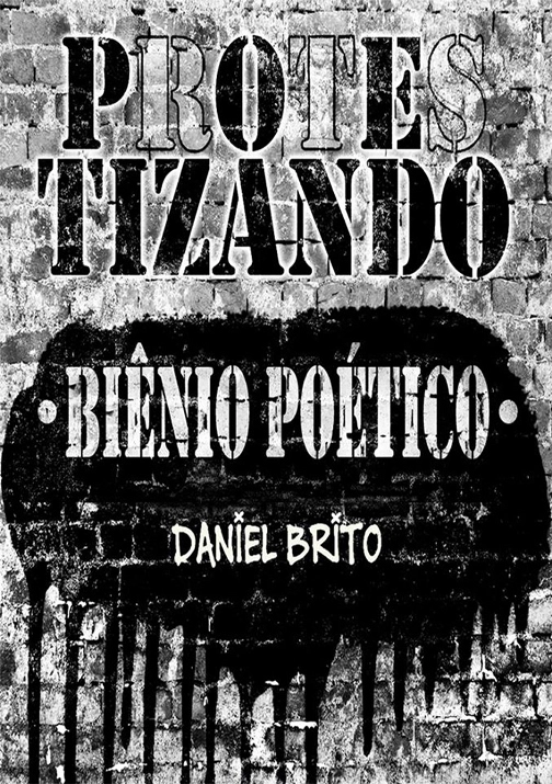 Capa do livro PROTESTIZANDO - Biênio Poético; o fundo é representado por um muro com tijolos à mostra; no topo, é mostrado o título da obra, através de uma tipografia que remete ao stencil, destacando a palavra POETIZANDO; no centro, dentro de uma mancha de spray, é mostrado o subtítulo, Biênio Poético, e o nome Daniel Brito.